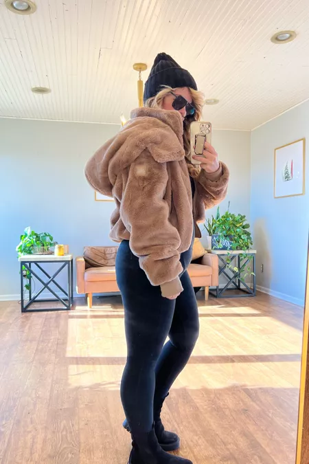 Brandi Sharp beauty and fashion blogger and youtuber. Stylish cropped looks. Chelsea boot, beyond yoga leggings and Aol Coat